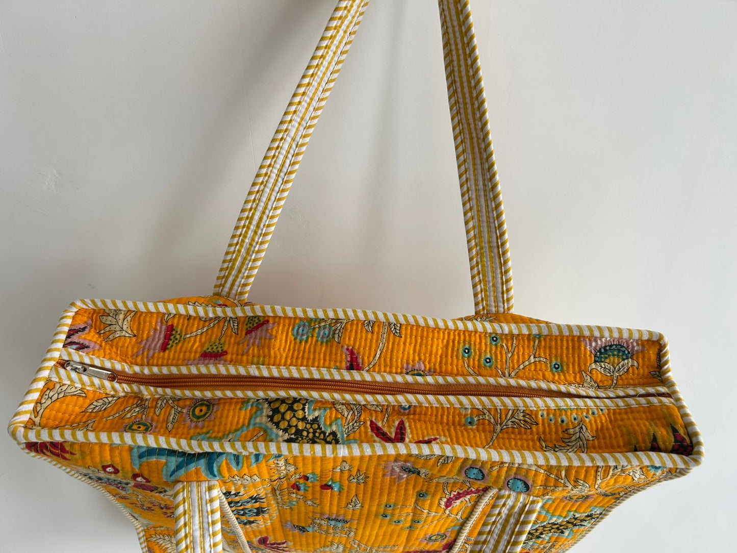 Stylish Tote Bag | Eco-Friendly Reusable Beach & Travel Tote | Fashionable Women’s Handbag with Print Design