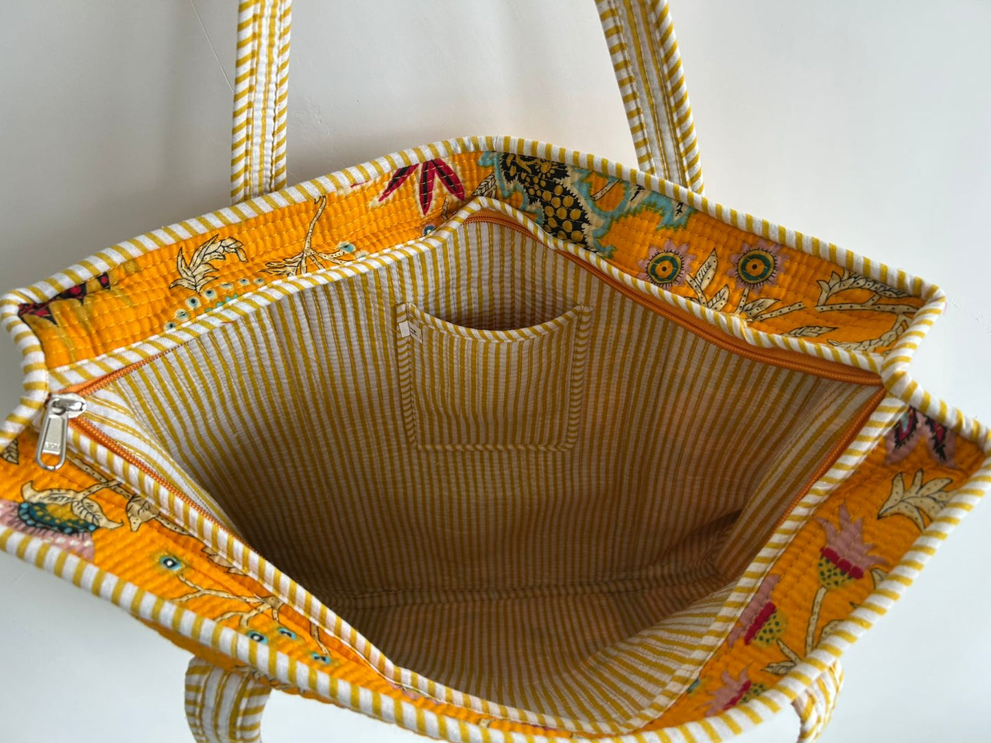 Stylish Tote Bag | Eco-Friendly Reusable Beach & Travel Tote | Fashionable Women’s Handbag with Print Design