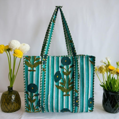 Stylish Tote Bag | Eco-Friendly Reusable Beach & Travel Tote | Fashionable Women’s Handbag with Flower Print Design
