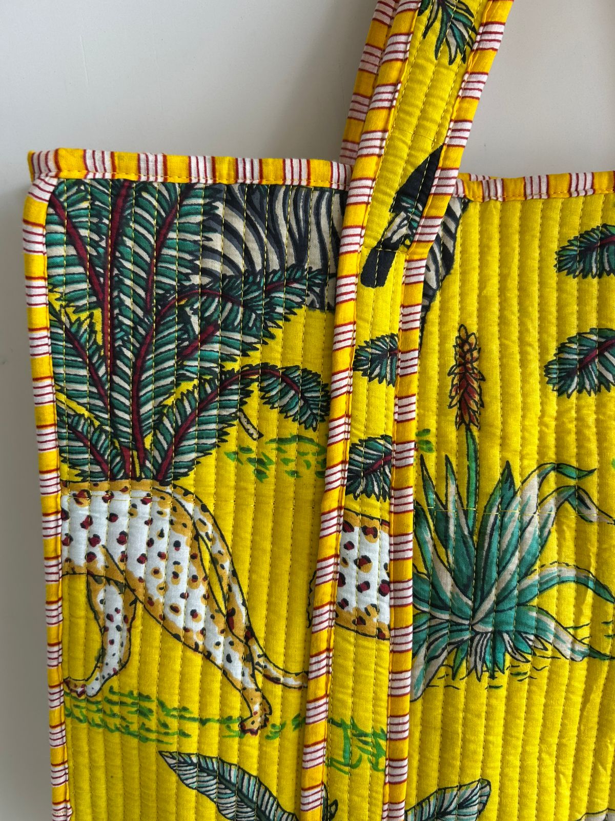 Stylish Tote Bag | Eco-Friendly Reusable Beach & Travel Tote | Fashionable Women’s Handbag with Print Design