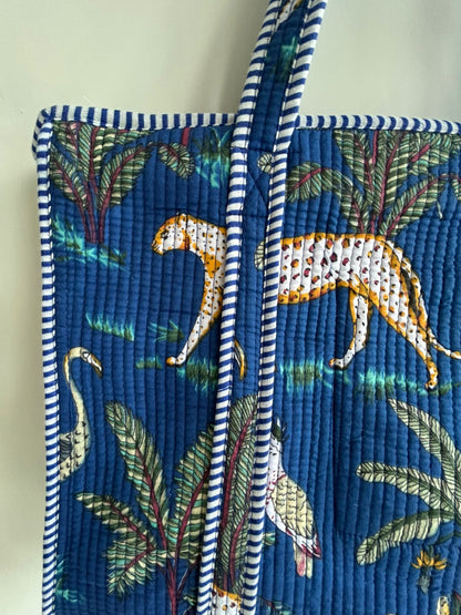 Stylish Tote Bag | Eco-Friendly Reusable Beach & Travel Tote | Fashionable Women’s Handbag with Print Design
